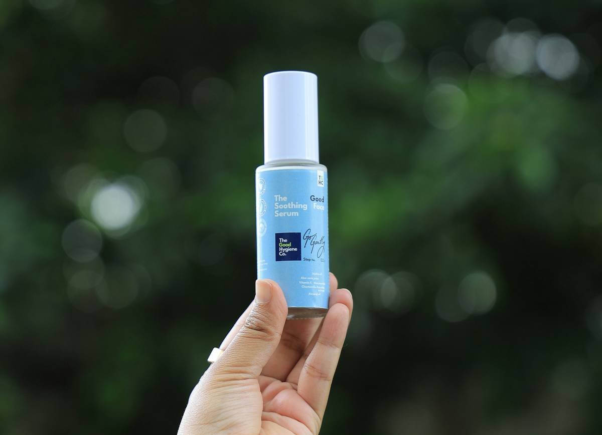 woman applying everyday moisturizer korean gel cream to damp face in morning routine