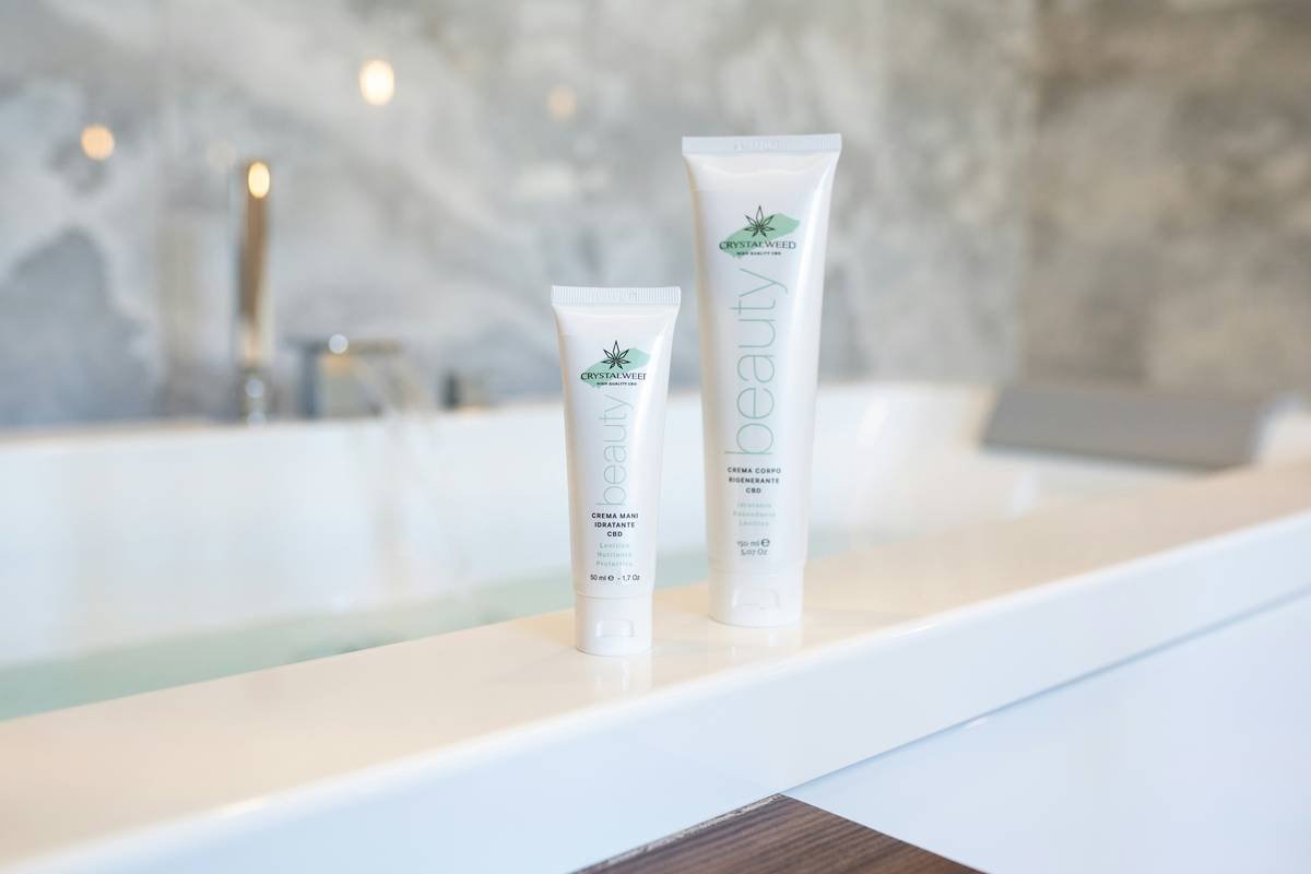 Infographic comparing harmful vs. skin-friendly ingredients in body moisturizers: red list includes fragrance, alcohol denat, parabens; green list includes glycerin, shea butter, squalane